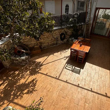 Loucy's Art Mandria (Limassol)