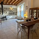 Εξοχικό σπίτι Loucy's Art Mandria (Limassol)